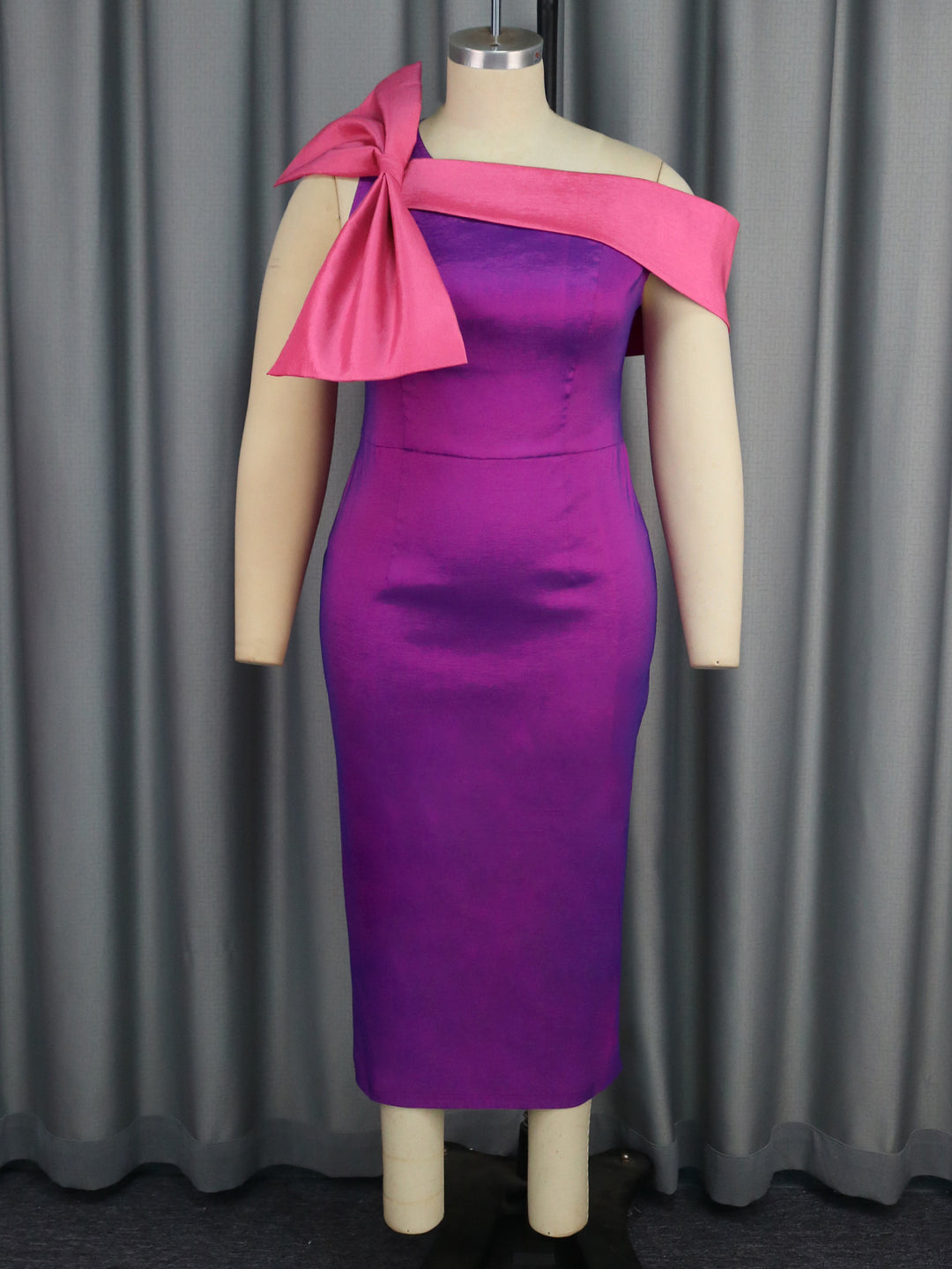 Damen Elegantes Cocktailkleid mit schillerndem Detail und asymmetrischem Träger Echo Archiv