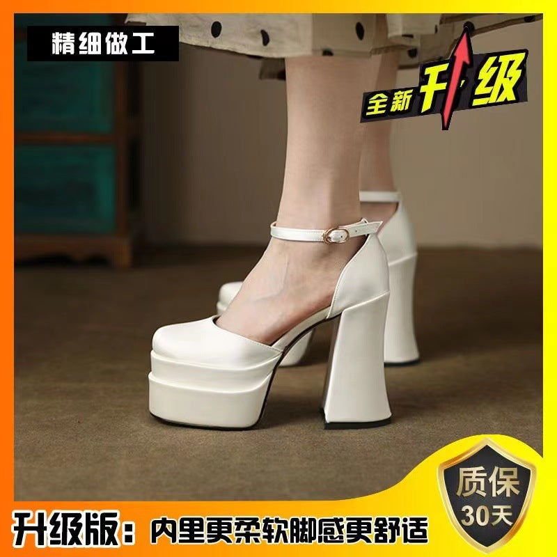 Damen nan Plateau-Sandalette mit skulpturellem Blockabsatz, quadratischer Zehenpartie und kristallbesetztem Knöchelriemen Echo Archiv