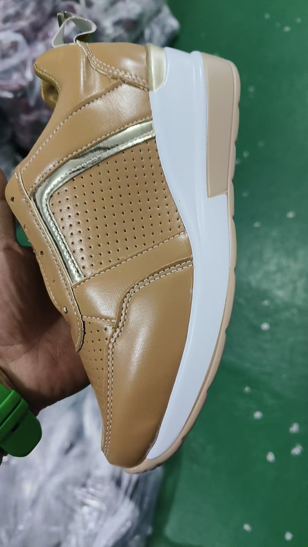 Damen nan sportive Plateau-Sneaker mit perforiertem Microfaser-Obermaterial gepolstertem Komfortfutter und reflektierendem Zierstreifen Echo Archiv