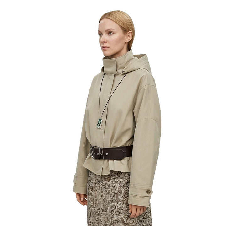 Damen Kurze vegane Lederjacke mit Kapuze, verdeckter Druckknopfleiste und Tunnelzugsaum Echoarchiv