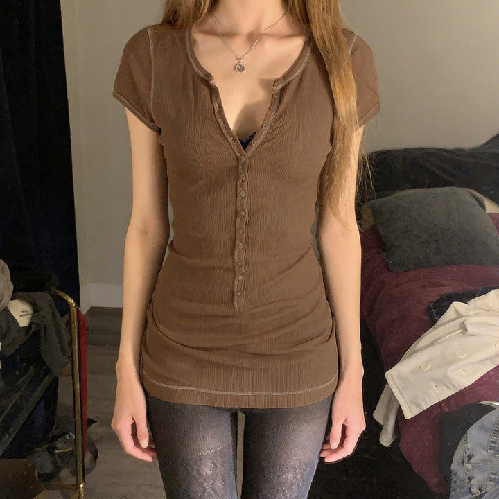 Damen figurbetontes Kurzarmshirt mit Knopfdetails Echo Archiv