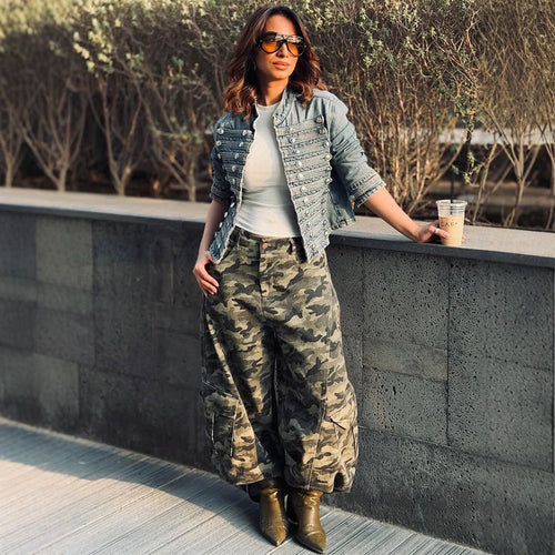 Damen Kurze Jeansjacke mit dekorativen Metallknopf‑Reihen und taillierter Silhouette Echoarchiv