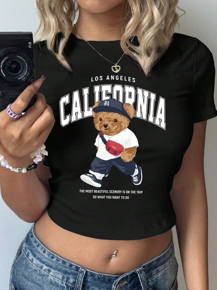 Damen Crop-T-Shirt mit verspieltem Bärenmotiv und modischem Schriftzug Echo Archiv