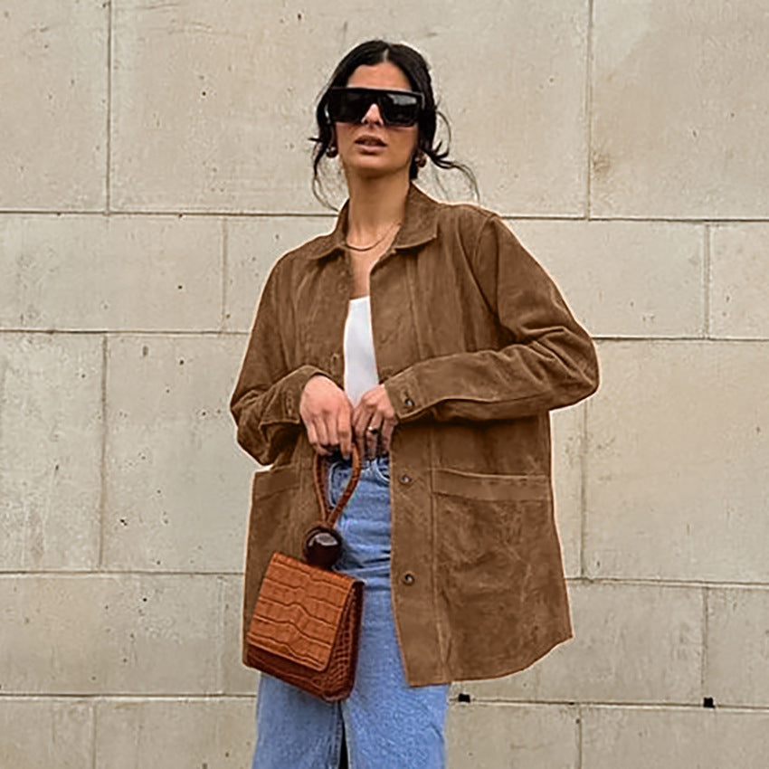 Damen Modische Wildlederjacke mit Druckknopfverschluss und praktischen Taschen – Velloura