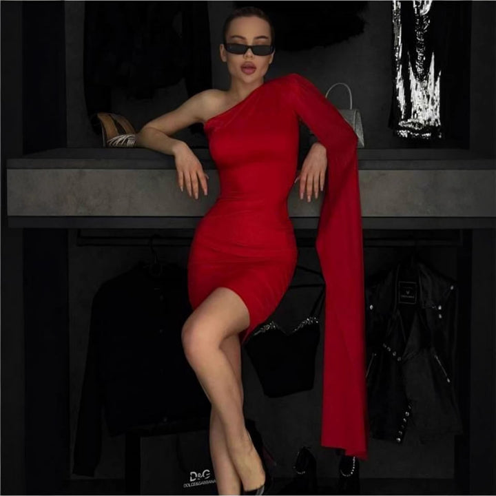 Damen Figurbetontes Kleid mit asymmetrischem Ärmel und elegantem Schnitt Echo Archiv