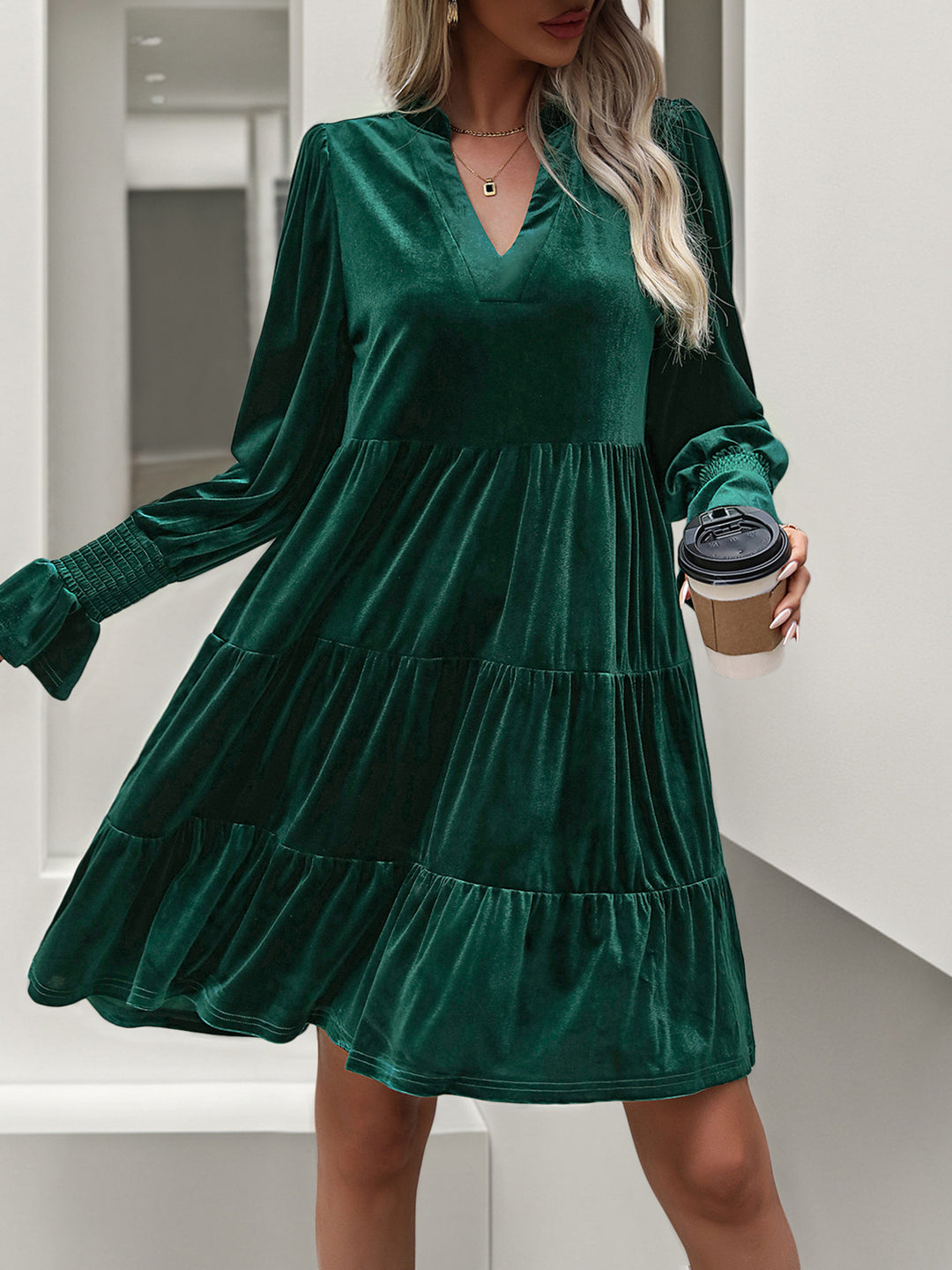 Damen Samt-Stufenkleid mit V-Ausschnitt, gerafften Manschetten und A-Linien-Schnitt – Élara