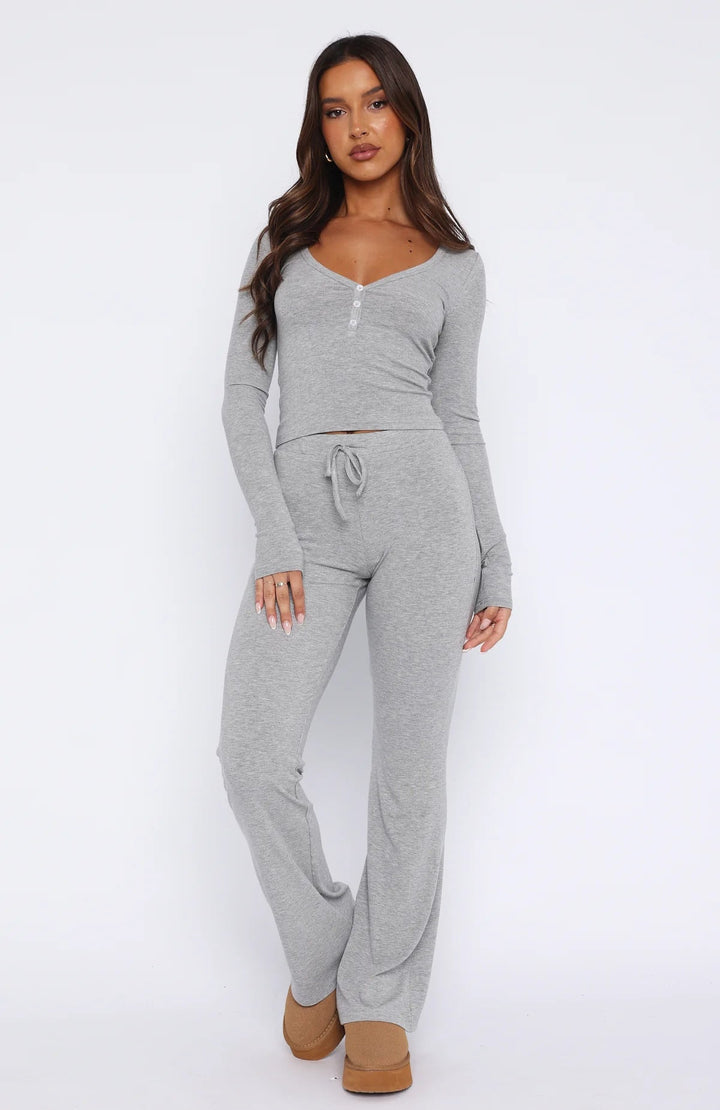 Damen gemütliches Lounge-Set mit langem Oberteil und flared Hose Echoarchiv