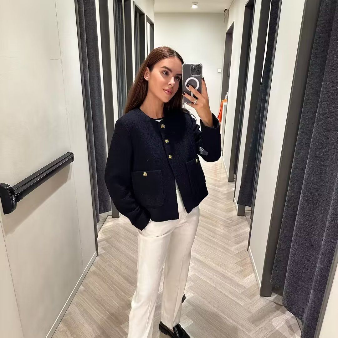 Damen kurz geschnittene Tweedjacke mit Boucléstruktur, rundem Ausschnitt und dekorativen goldknöpfen – Célinea
