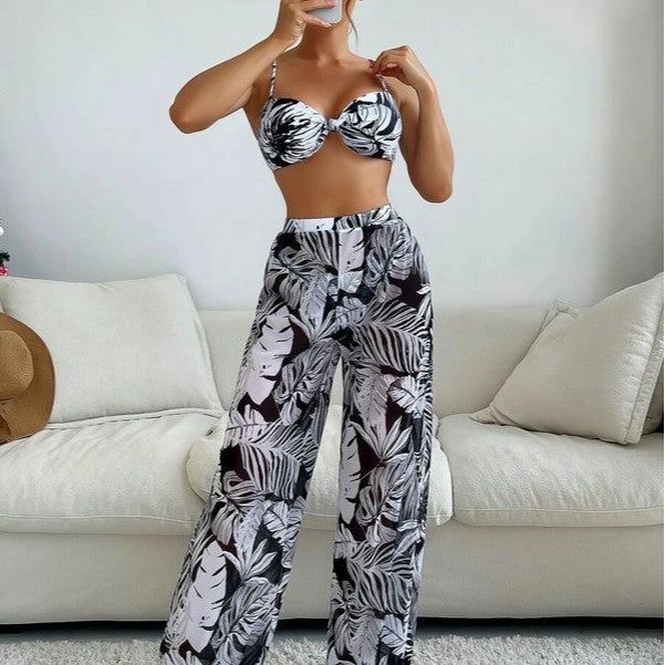 Damen Badeoutfit mit floralem Oberteil und transparenten Palazzohosen Echo Archiv