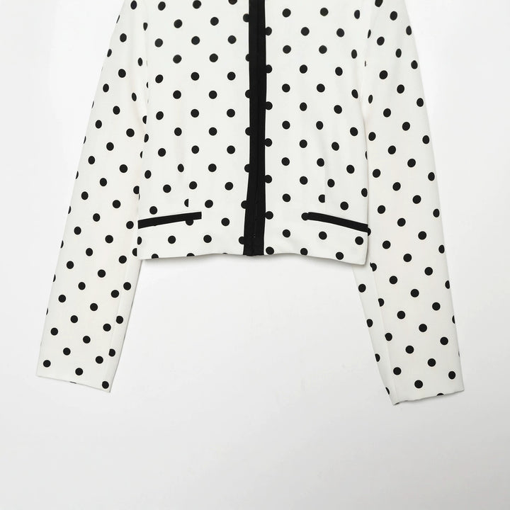 Damen nan kurz geschnittener Polka‑Dot Blazer mit Rundhalsausschnitt, verdeckter Knopfleiste und kontrastpaspel Echo Archiv