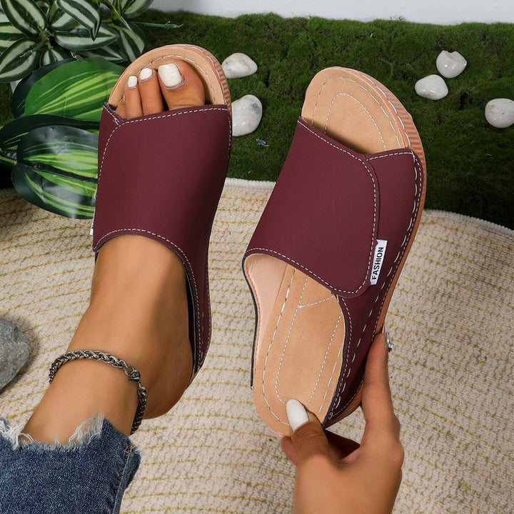 Damen Offene Zehen-Pantoletten mit Soft‑Suede‑Obermaterial, verstellbarem Klettverschluss und dämpfender Keilsohle – Lioré