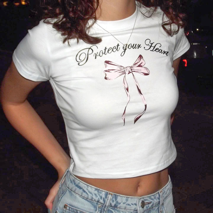 Damen Crop-Top mit kreativem Schleifenmotiv und inspirierendem Schriftzug Echo Archiv