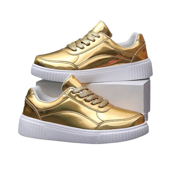 Damen nan niedrig geschnittener Sneaker mit spiegelnder Lackoberfläche, gepolstertem Schaft und erhöhter Laufsohle mit Rillenprofil Echo Archiv