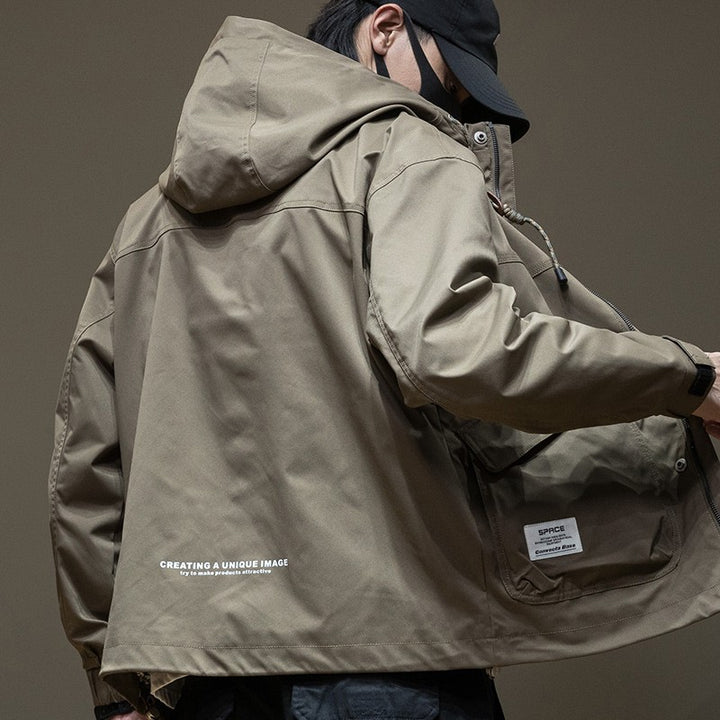 Herren multifunktionale Outdoor-Jacke mit praktischen Taschen und verstellbarem Kapuzenkragen Echoarchiv