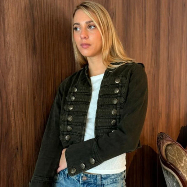 Damen Militärisch inspirierte taillierte Kurzjacke mit Zierfalten und Metallknöpfen Echoarchiv