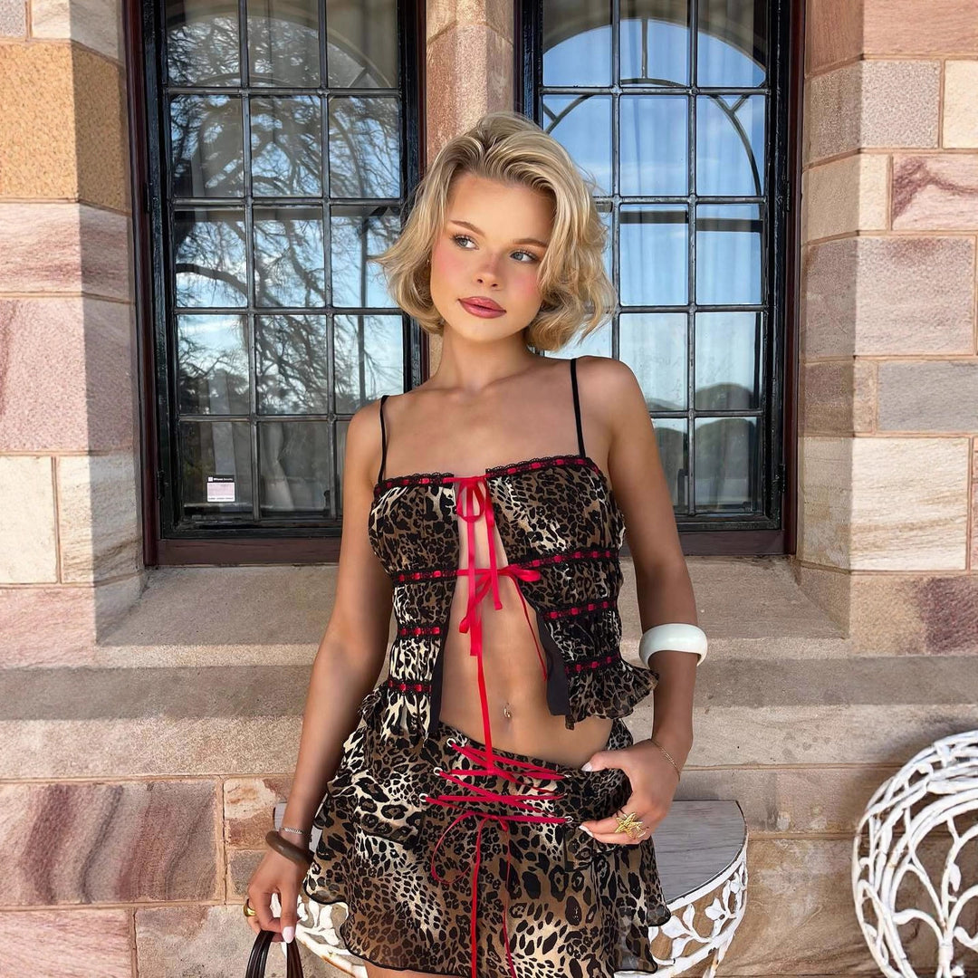 Damen Verspieltes Leo-Minikleid mit Rüschen und Schnürdetails Echo Archiv