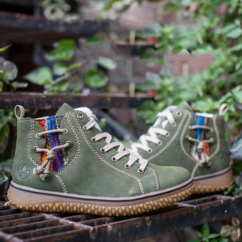 Damen High-Top Sneaker-Boot mit seitlichem Reißverschluss, dekorativem Knöchelriemen und profilierter Gummisohle Echo Archiv
