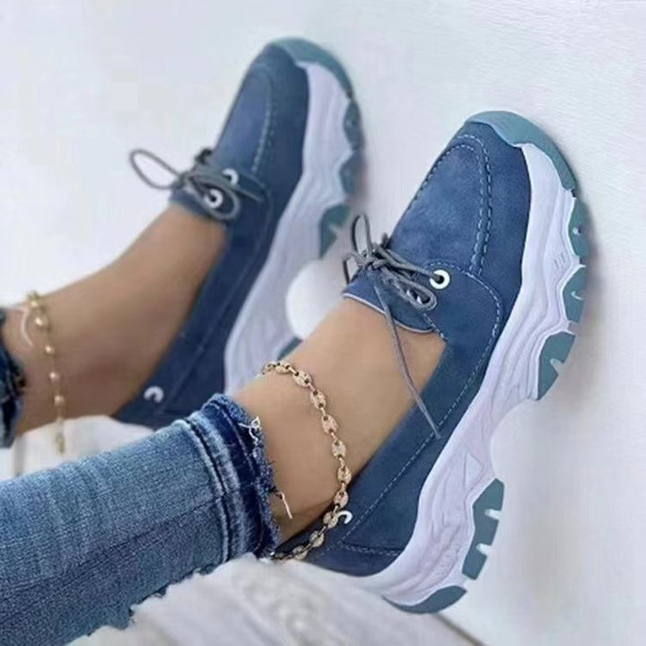 Damen Chunky-Plateau-Sneaker mit perforiertem Velours, gepolstertem Komfortfußbett und Metallic-Fersenaufbau – Névara