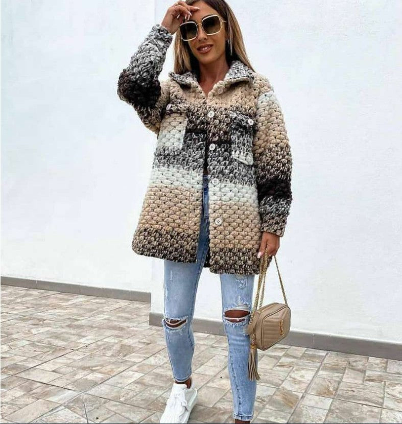 Damen Gehäkelte Oversize-Strickjacke mit Farbverlauf, Knopfleiste und aufgesetzten Taschen – Célinea