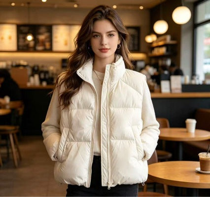 Damen kurzer wattierter Pufferjacke mit hohem Stehkragen und praktischen Eingrifftaschen – Célinea