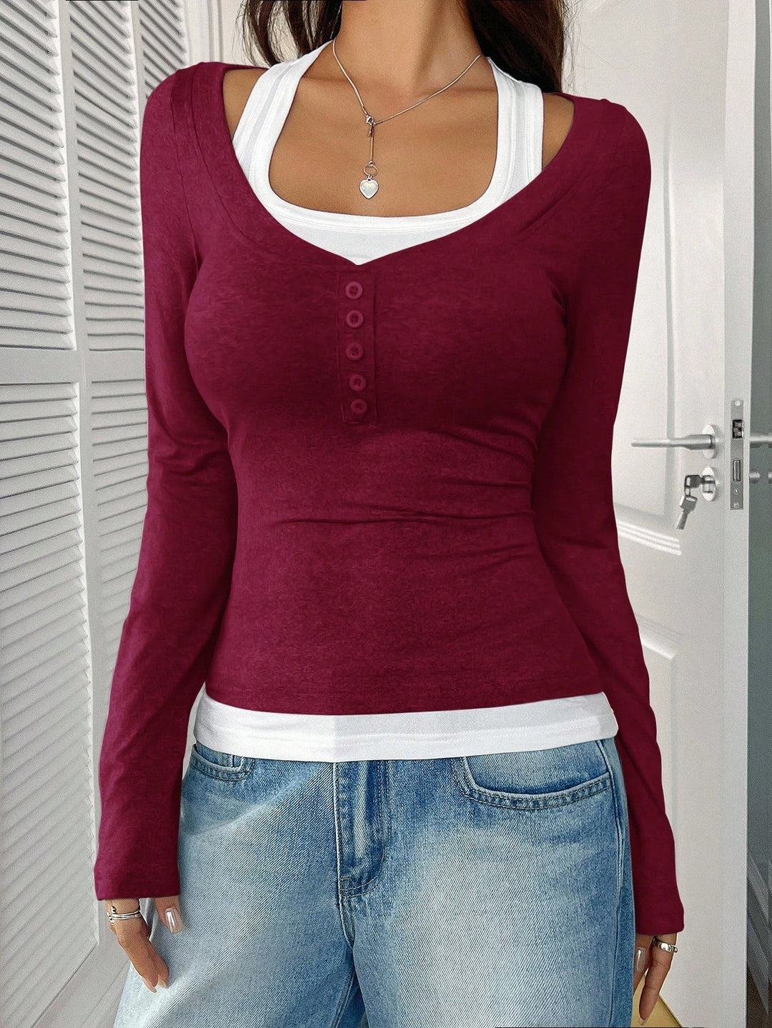 Damen Figurbetontes Langarmshirt mit U-Ausschnitt und Knopfleiste – Avérine