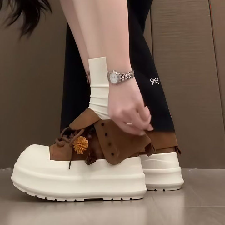 Damen Sportliche Plateau-Sneaker mit verspielten Anhängern Echo Archiv