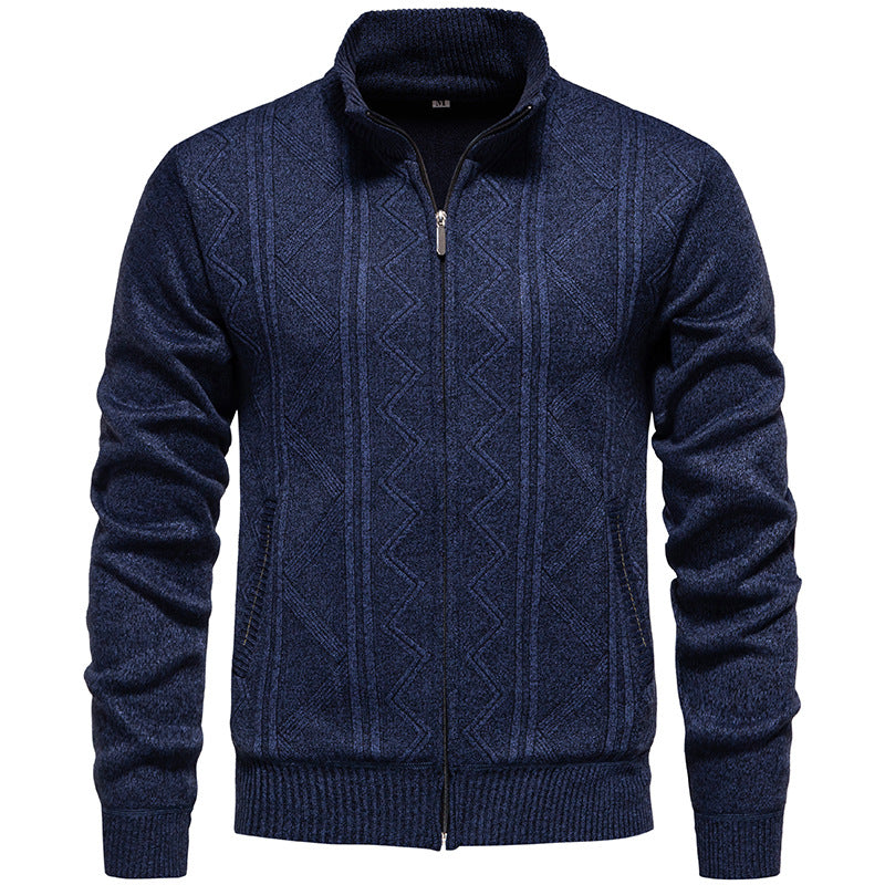 Herren Strickjacke mit Zopfmuster und hohem Stehkragen Echoarchiv