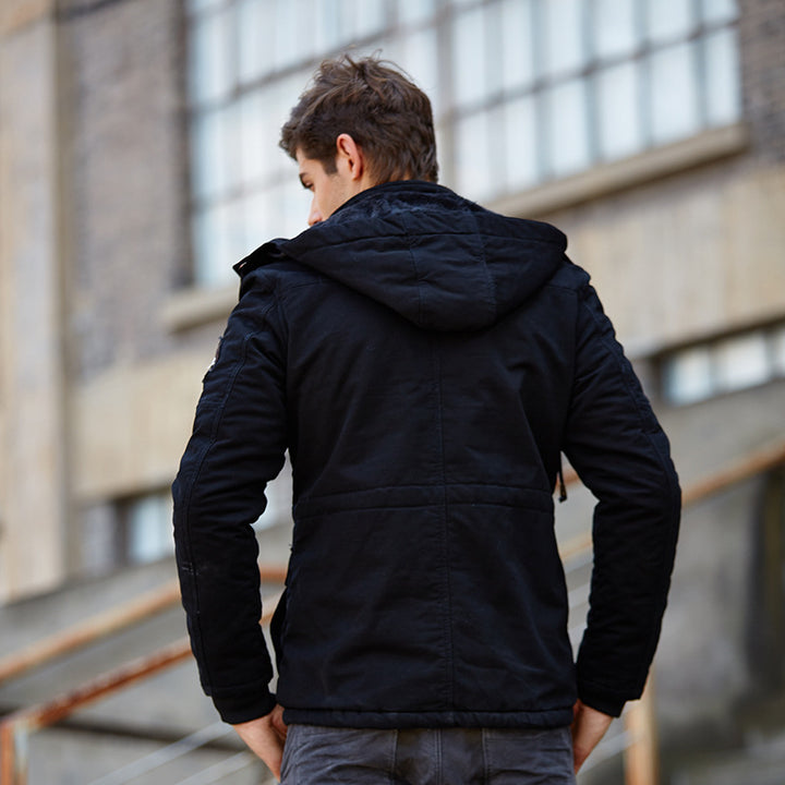 Herren Fieldjacke im Utility‑Stil mit Kapuze, gesteppter Thermo‑Isolierung und Aufnäher – Taviero