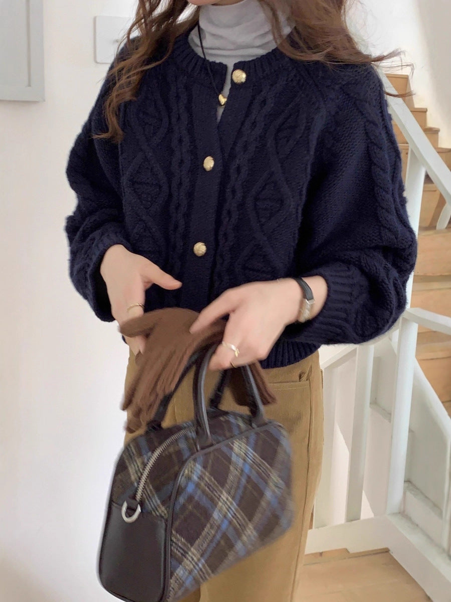 Damen Kurzer Zopfmuster-Cardigan mit goldenen Schmuckknöpfen Echoarchiv