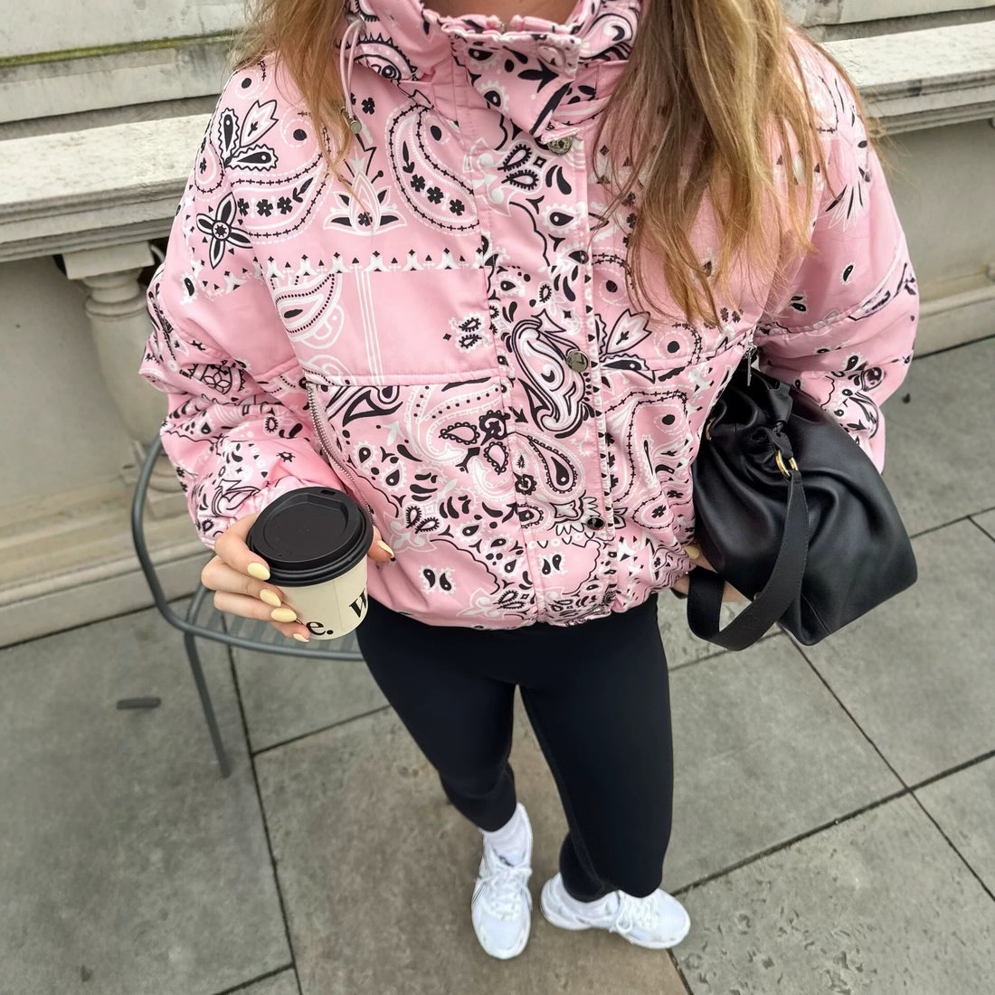 Damen Bedruckte Kapuzen-Übergangsjacke mit Bandana‑Print und Kängurutasche Echoarchiv