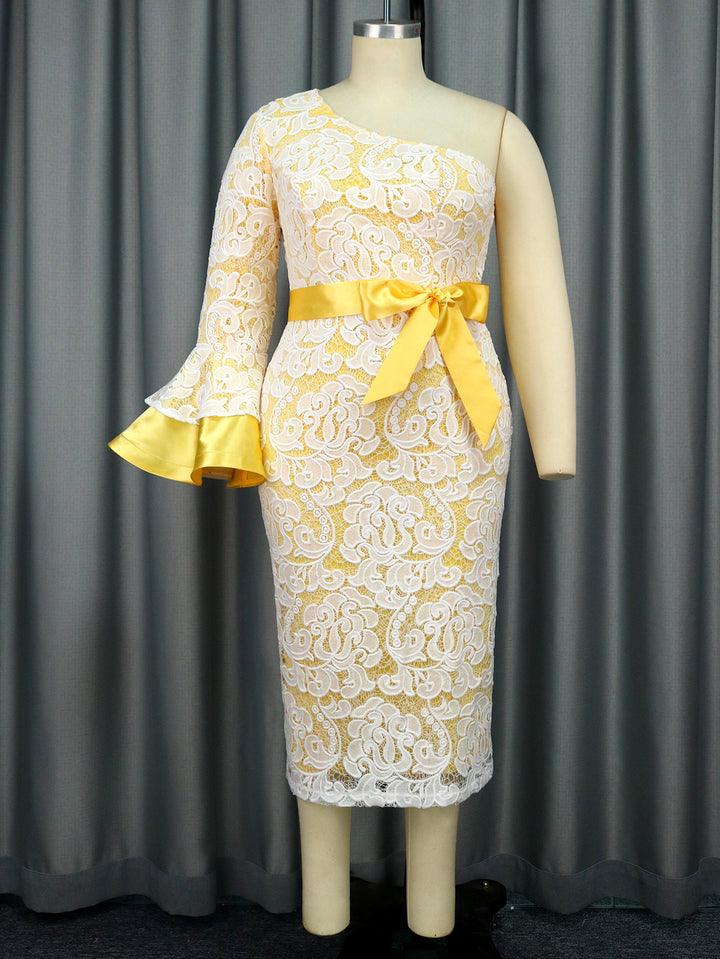 Damen Spitzenkleid mit asymmetrischem Schnitt und eleganten Volantärmeln Echo Archiv