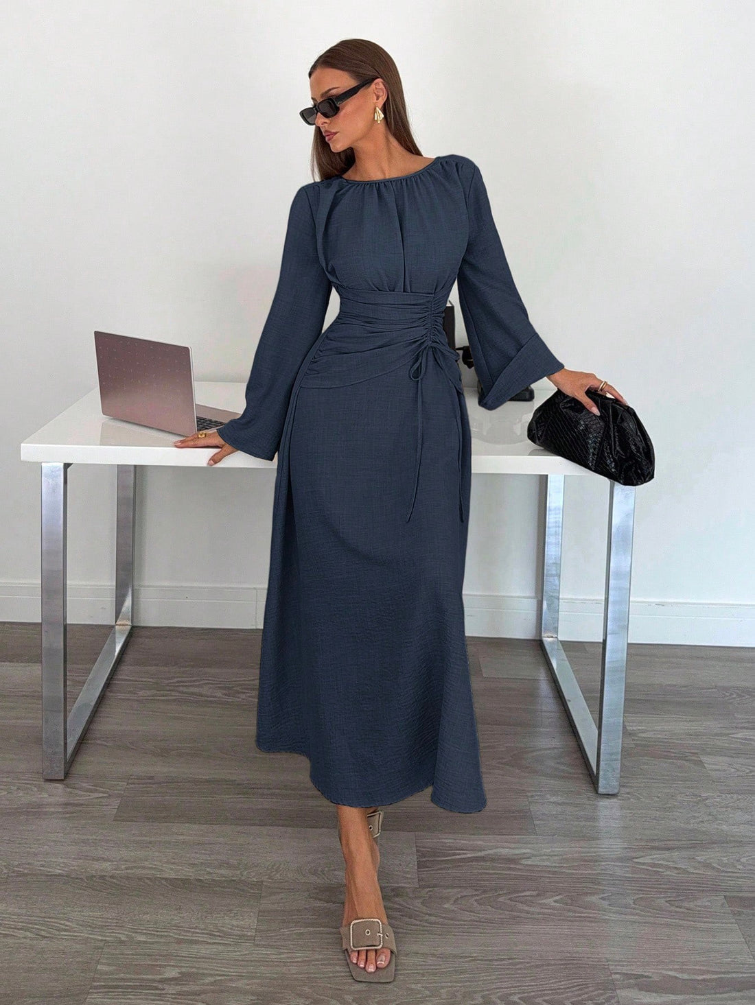 Damen Maxikleid mit geraffter Taillen-Schnürung und Glockenärmeln Echo Archiv