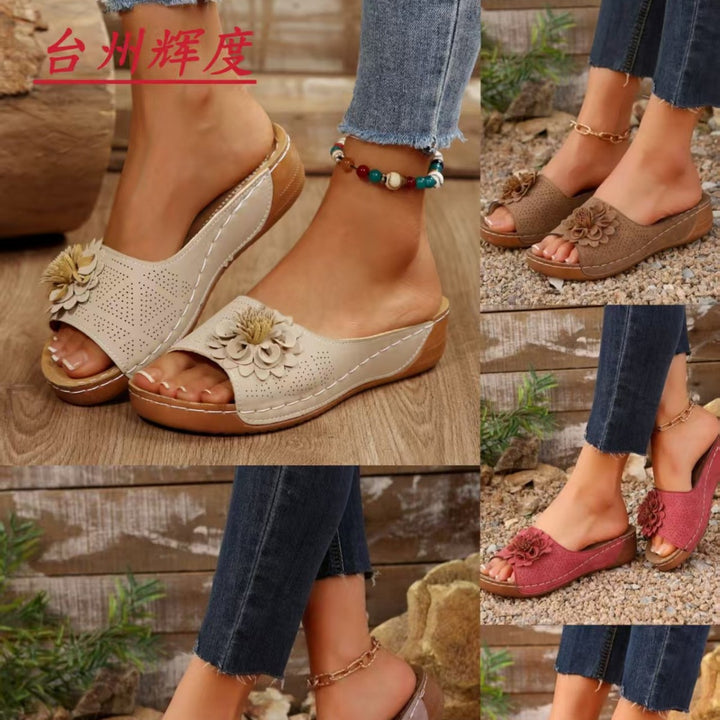 Damen Perforierte Keil-Sandalen als Slip-On mit Blumenapplikation und gepolstertem Fußbett – Sorelia
