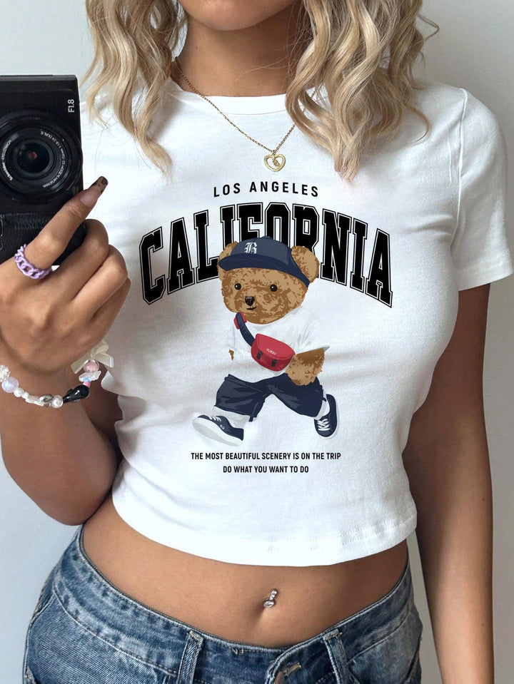 Damen Crop-T-Shirt mit verspieltem Bärenmotiv und modischem Schriftzug Echo Archiv
