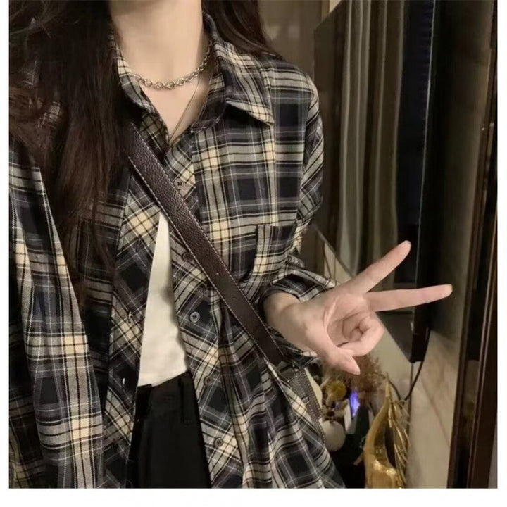Damen lässige Karobluse mit oversized Schnitt und praktischen Druckknöpfen Echoarchiv