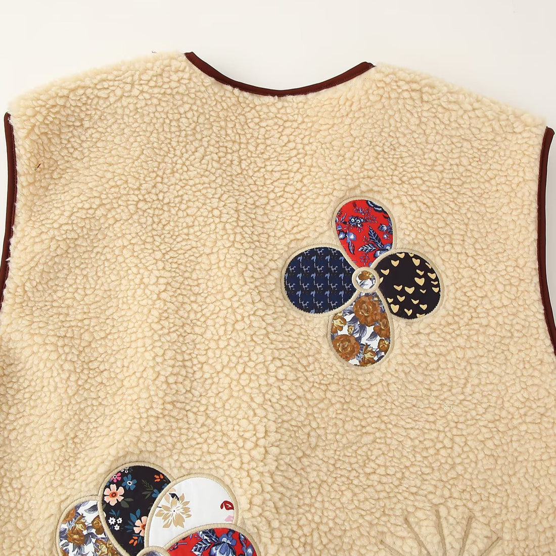 Damen Gefütterte Teddyweste mit Patchwork-Applikationen und Knebelverschlüssen Echoarchiv