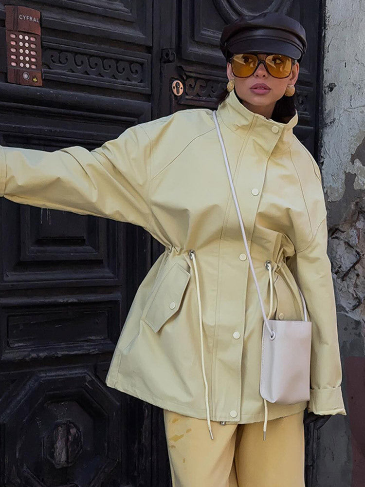 Damen Oversize Regenjacke mit Tunnelzug-Taillierung, hohem Stehkragen & Pattentaschen Echoarchiv