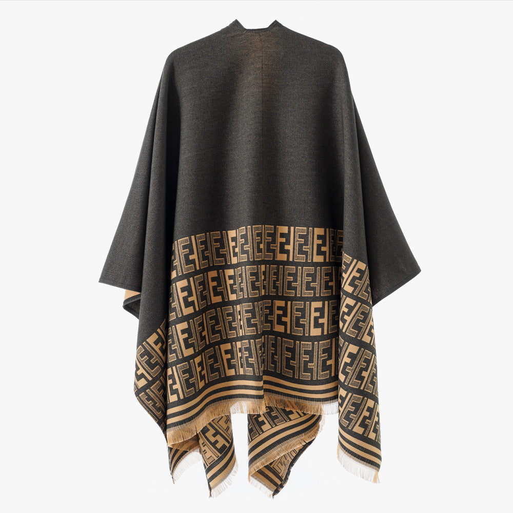 Damen Eleganter Cape-Überwurf im Kimono-Schnitt mit eingewebtem Monogramm und Fransensaum Echo Archiv