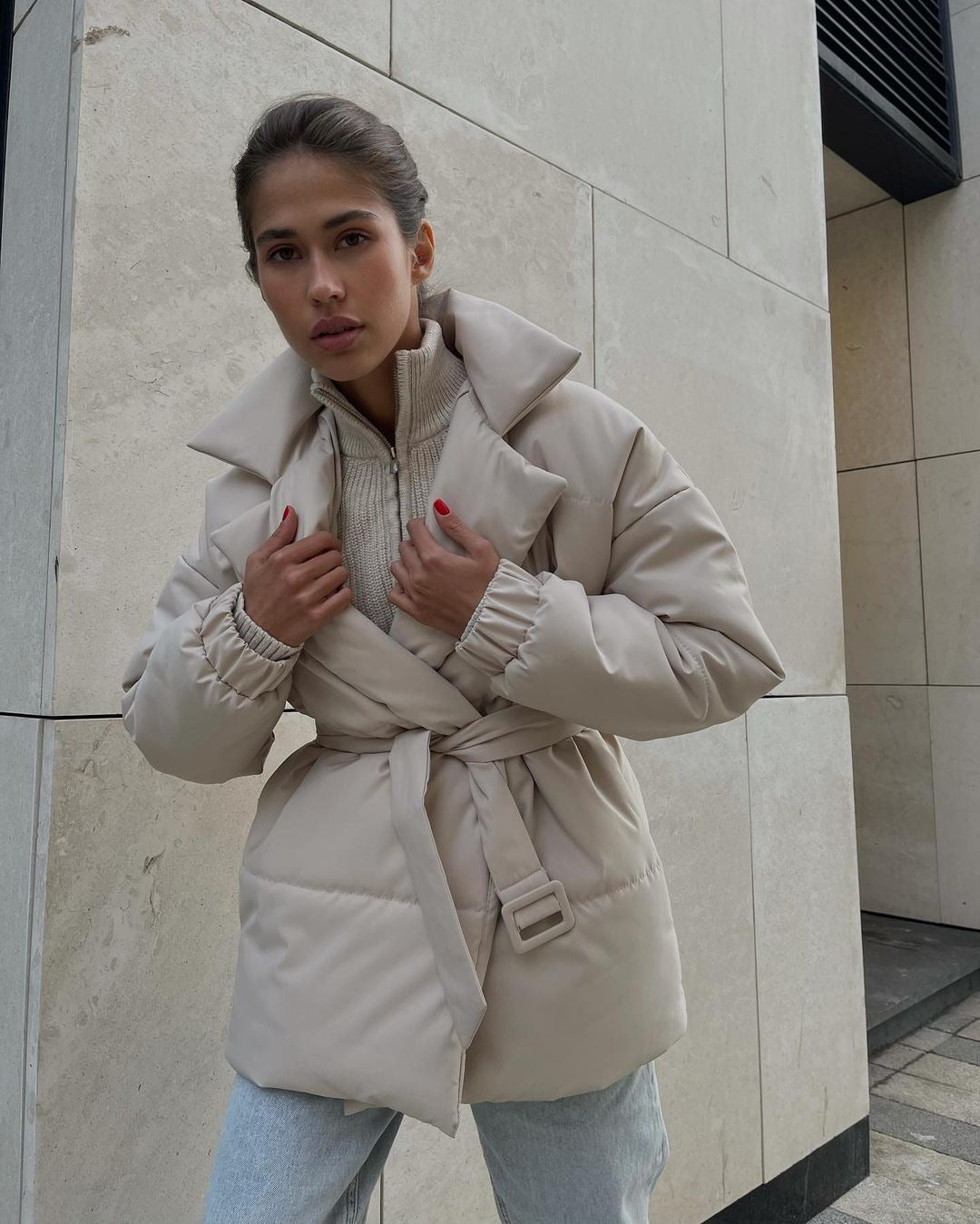 Damen Wattierte Taillierte Steppjacke mit Gürtel und Kapuze Echoarchiv