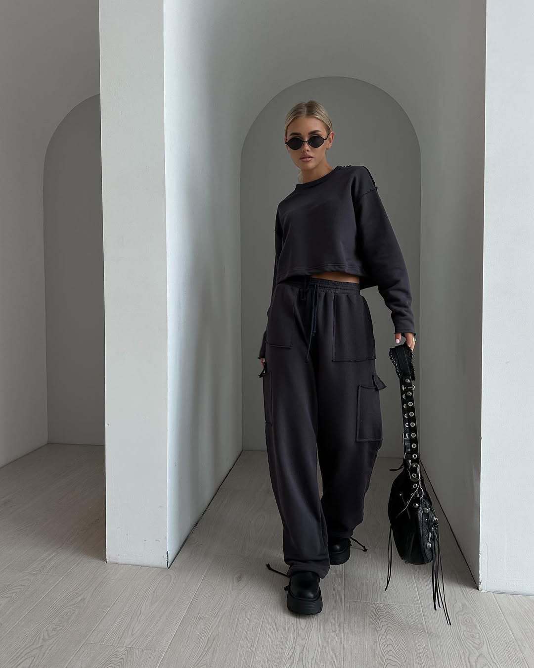 Damen kurzes Sweatshirt mit Kordelzug und Oversize-Ärmeln – Avérine