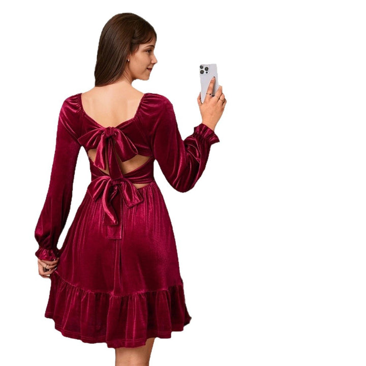 Damen Samtkleid mit quadratischem Ausschnitt, gerafften Puffärmeln und stufigem Tellerrock – Élara