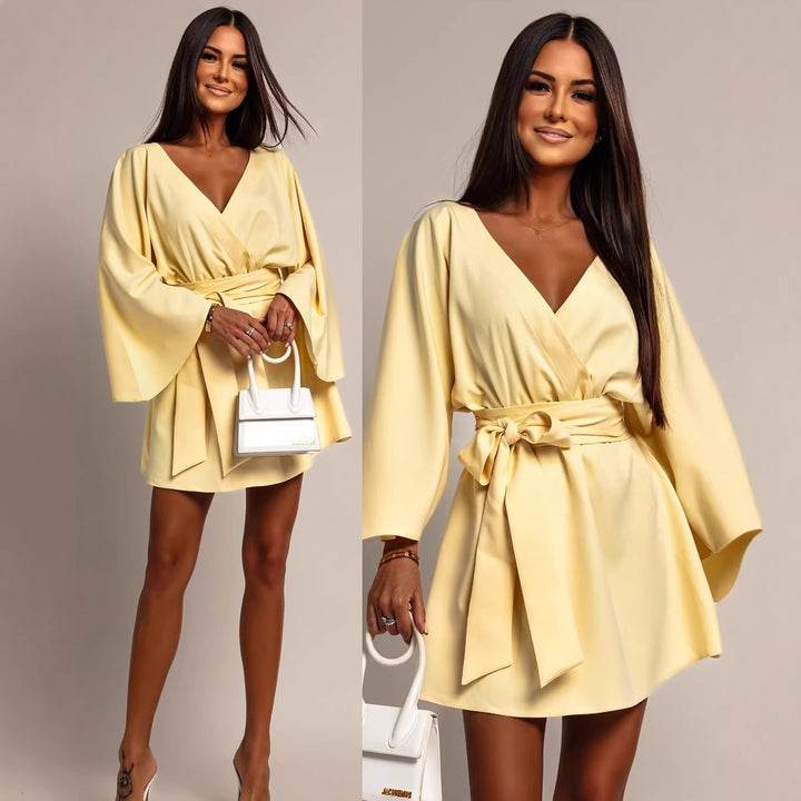 Damen Wickel-Minikleid mit Kimonoärmeln und Taillengürtel Echoarchiv