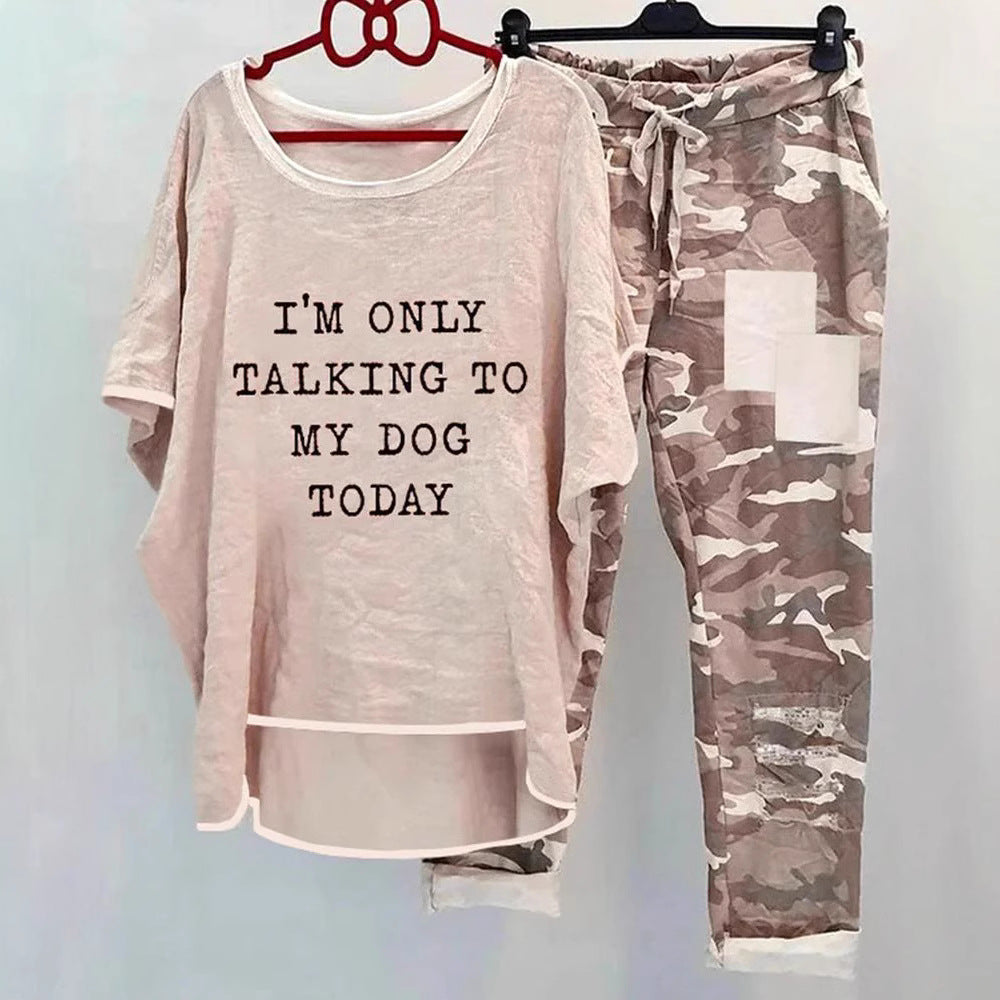 Damen nan weites Freizeit-Set mit Spruchaufdruck, weit geschnittenem Langshirt und Camouflage-Jogginghose Echo Archiv