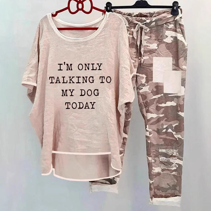 Damen nan weites Freizeit-Set mit Spruchaufdruck, weit geschnittenem Langshirt und Camouflage-Jogginghose Echo Archiv