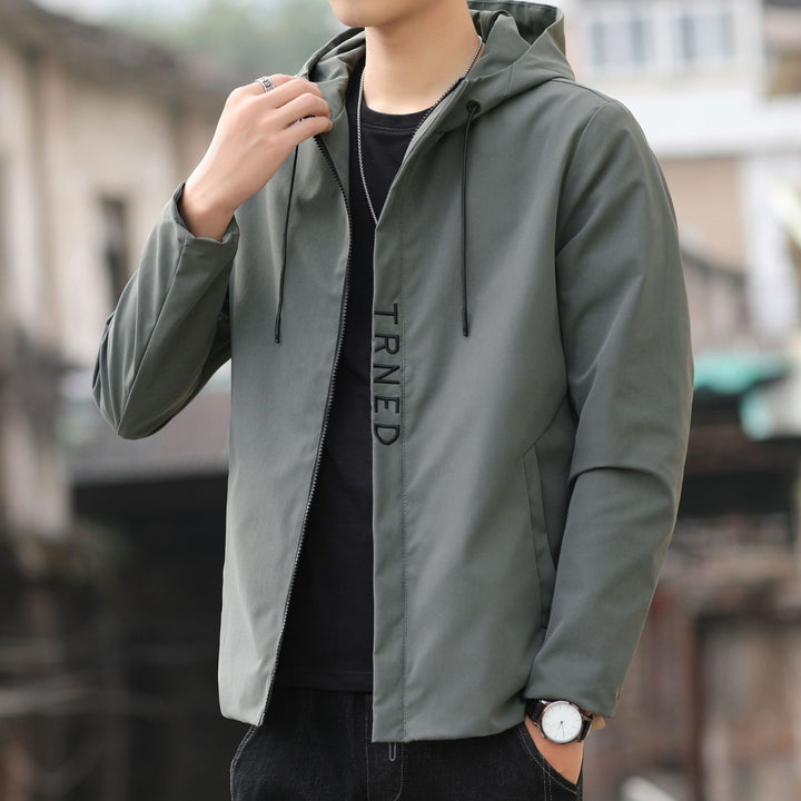 Herren leichte Kapuzen‑Shelljacke mit verdecktem Reißverschluss und minimalistischer Utility‑Optik Echo Archiv