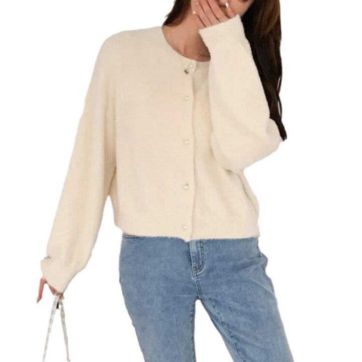 Damen Kurzgeschnittener Flauschiger Strickcardigan mit Perlenknöpfen – Veloura