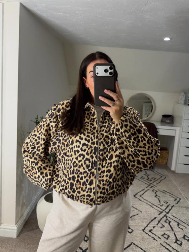 Damen gefütterte Oversize Bomberjacke mit Leopardenmuster und Stehkragen Echoarchiv