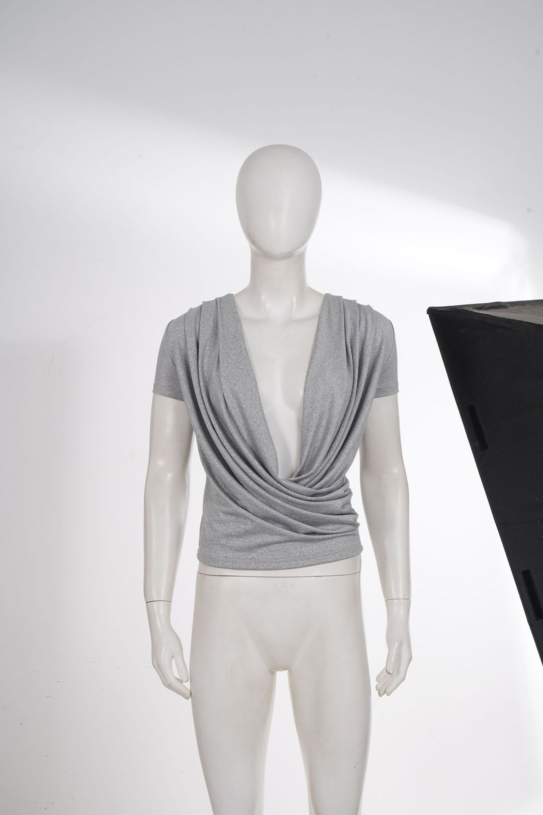 Damen elegantes Wickeloberteil mit tiefem V-Ausschnitt und einzigartiger Drapierung Echo Archiv
