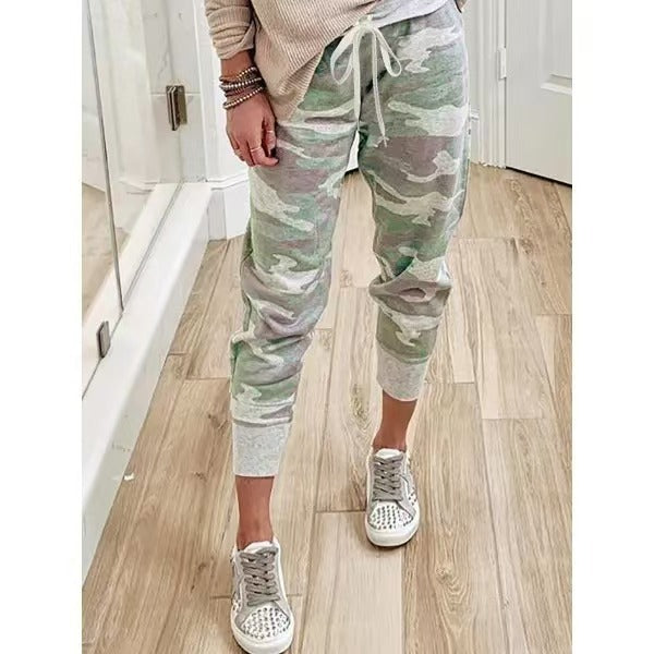 Damen Kordelzug-Jogpant im Camouflage-Look mit schmalem Fußbündchen – Avélisse