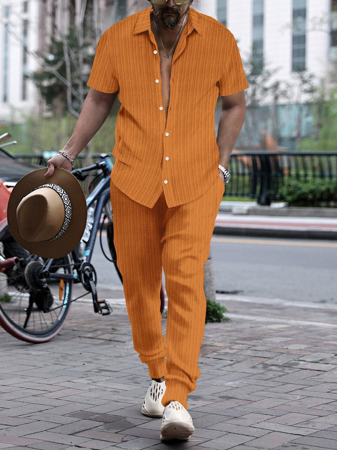 Herren Sommerliches Kurzarm-Set aus atmungsaktiver Baumwolle mit eleganten Streifendetails Echoarchiv